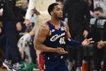 远远不够！米切尔16投7中&三分7中1 得到15分5板3助&正负值-14